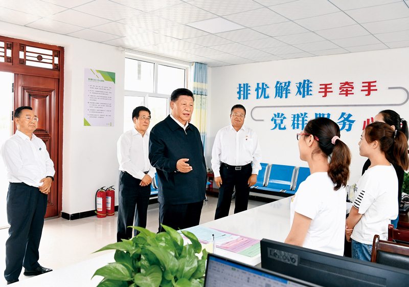 2019年8月19日至22日，中共中央總書記、國(guó)家主席、中央軍委主席習(xí)近平在甘肅考察。這是21日上午，習(xí)近平在武威市古浪縣黃花灘生態(tài)移民區(qū)富民新村黨群服務(wù)中心考察。 新華社記者 謝環(huán)馳/攝